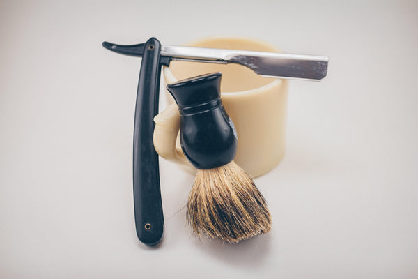 Lär dig att raka dig som en riktig man - Kutts - Köp frisörprodukter online med professionell kvalitet